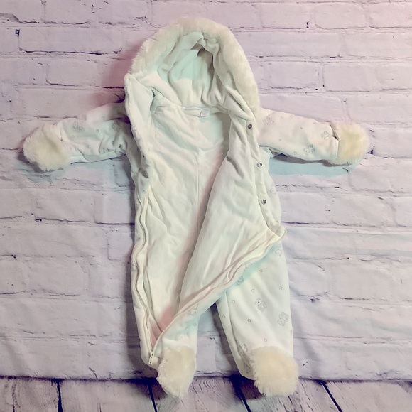 FIRST IMPRESSIONS ONESIE. Never used. 22 to 25 pounds. - Picture 3 of 4